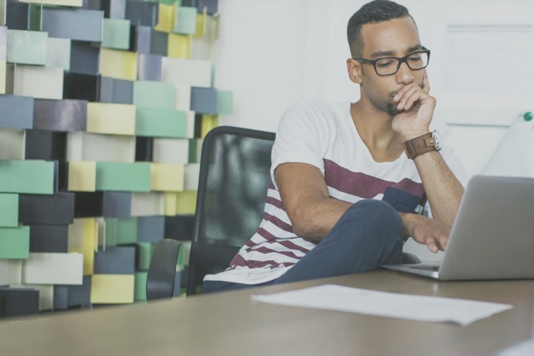 Zorganizowane stanowisko do nauki zdalnej z laptopem i materiałami edukacyjnymi